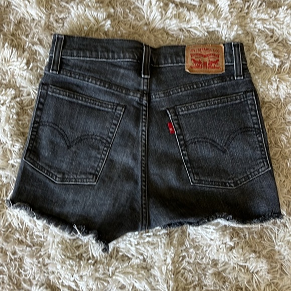 Women’s Levi shorts - Picture 2 of 2